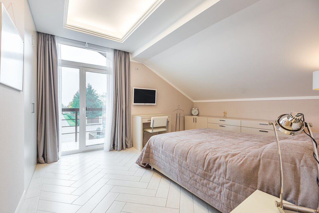 Renoviertes Schlafzimmer mit Dachschräge
